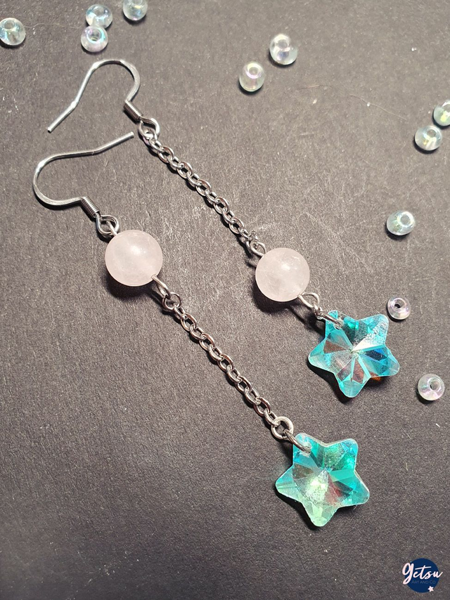 Boucles d&#039;oreilles longues, asymétriques, étoiles en verre et quartz rose et argent