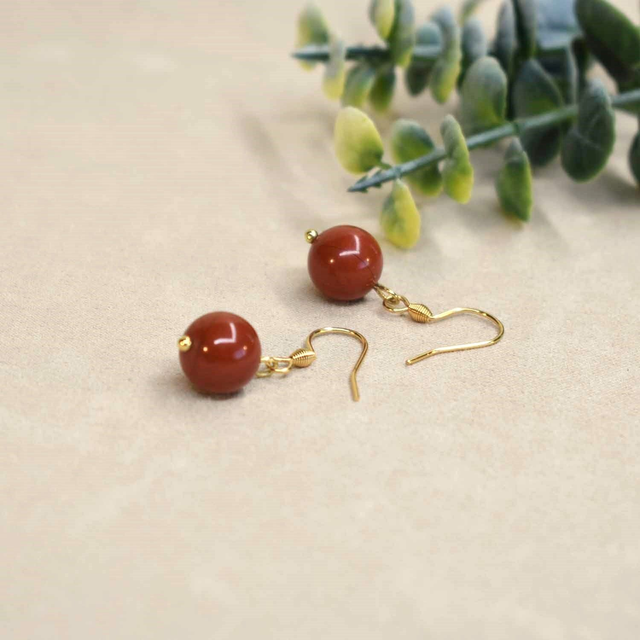Boucles d'oreilles courtes avec une pierre naturelle en jaspe brique