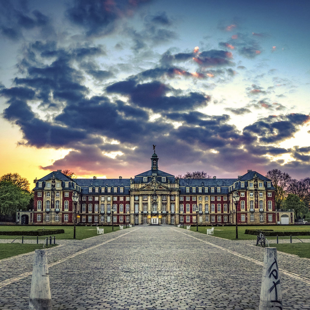 Schloss unter Wolkenhimmel