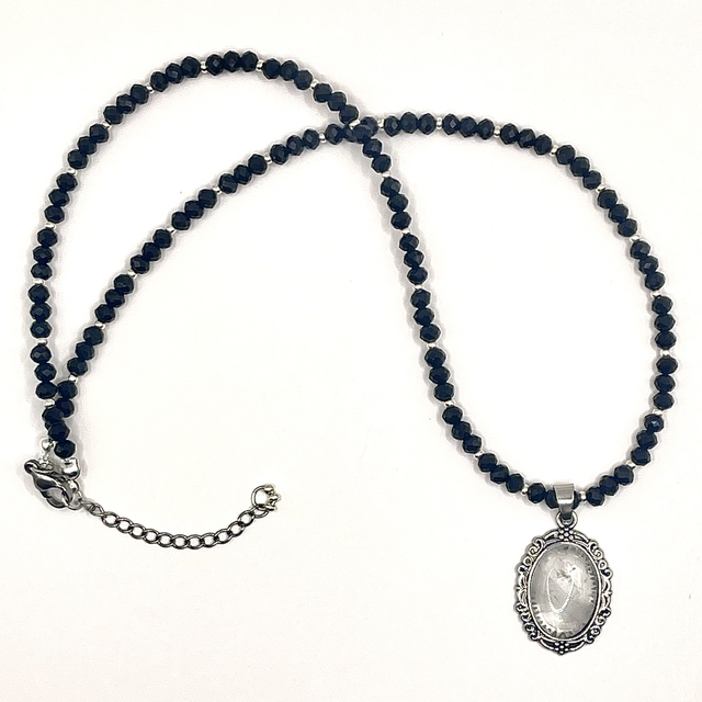 C19 - Collier perles verre à facettes, pendentif forme ovale