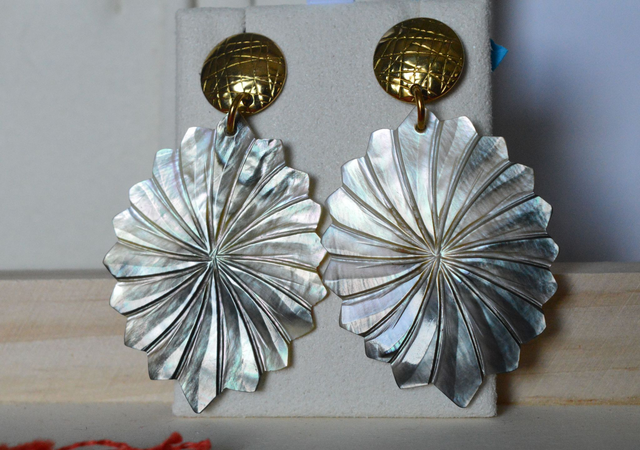 Boucles d'oreilles - clou rond acier inoxydable attache 1 cm - fleur nacre 4 cm - longueur 5 cm