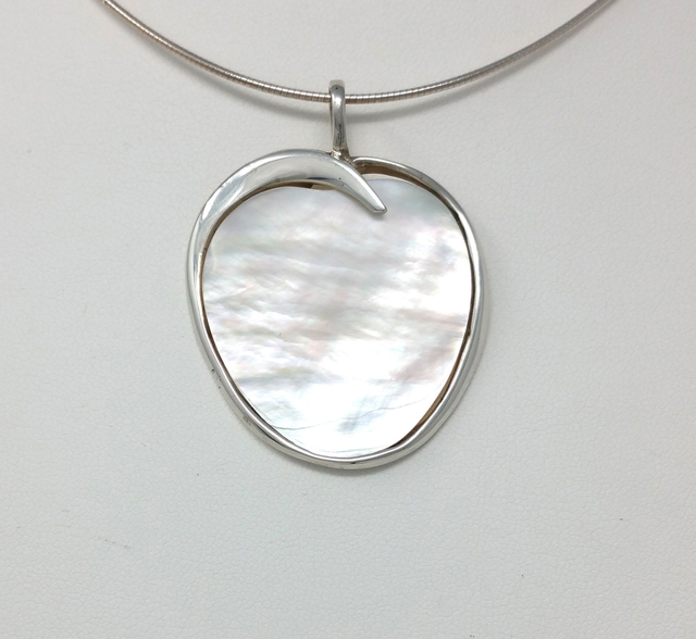 PENDENTIF POMME NACRE BLANCHE ARGENT MASSIF - VENDU SANS CHAINE - 4322