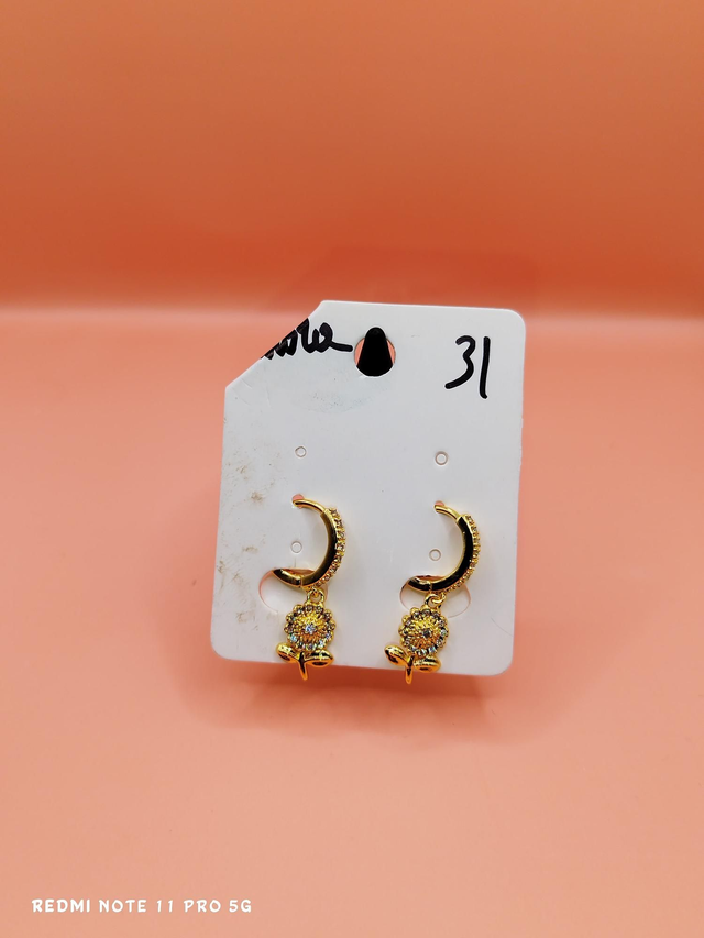 Boucles d&#039;Oreilles Dorées Fleur Strassée