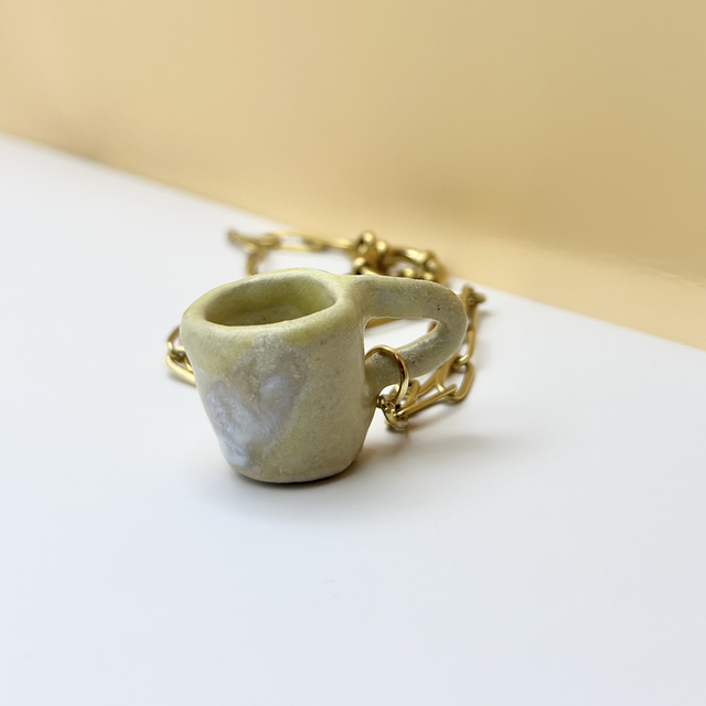 Collier tasse en céramique jaune pale– Chaîne en acier inoxydable 