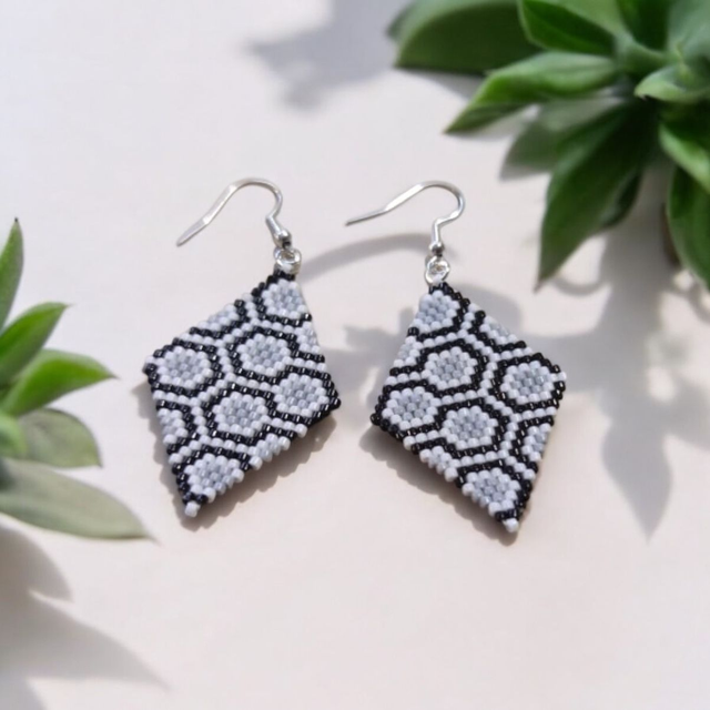 Boucles d'oreilles losange gris, blanc et noir