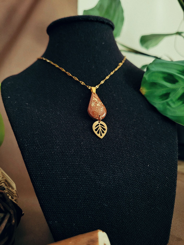 Collier argile polymère résiné – marron et doré avec feuille en laiton