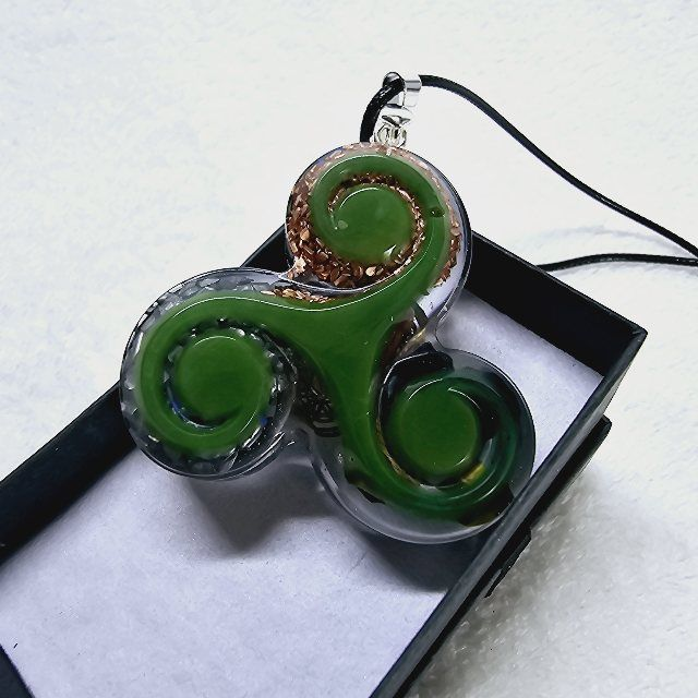 Pendentif orgonite Artpim triskèle vert