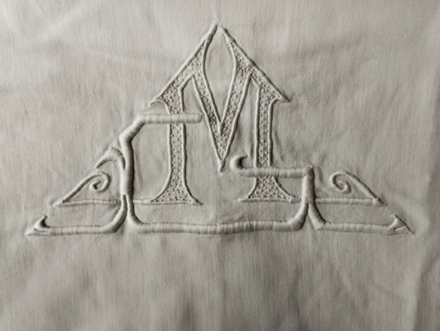 Monogramme M brodé dans un triangle