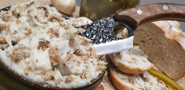 Smalec ze skwarkami i cebulką / Pork lard with fried lardons and onions