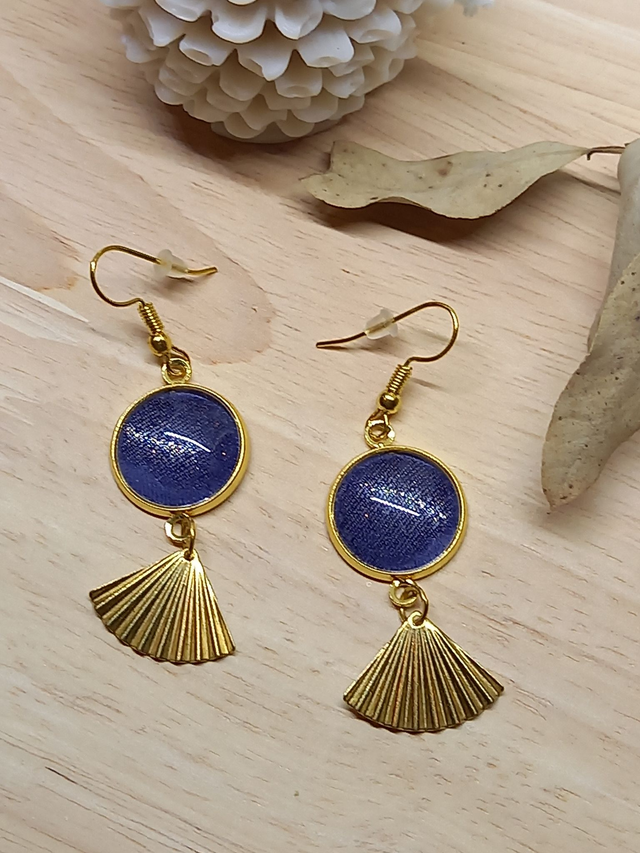 Boucles d&#039;oreilles Composition cabochon bleu - breloque éventail doré