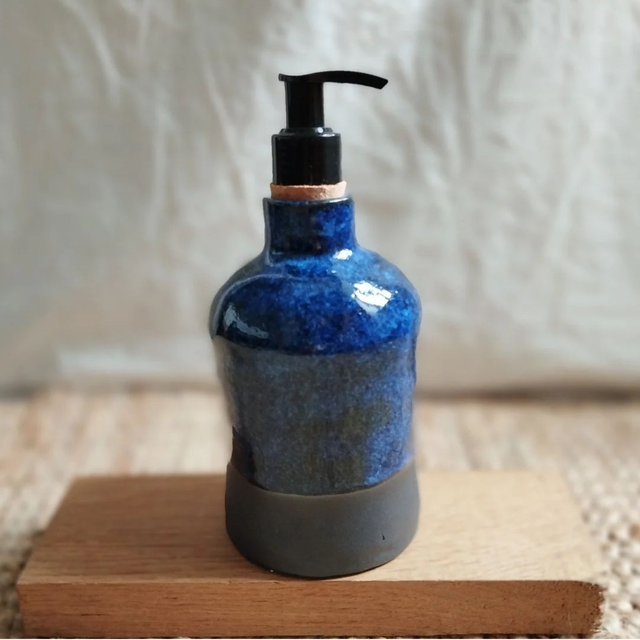 Distributeur à savon, argile noir, émail bleu