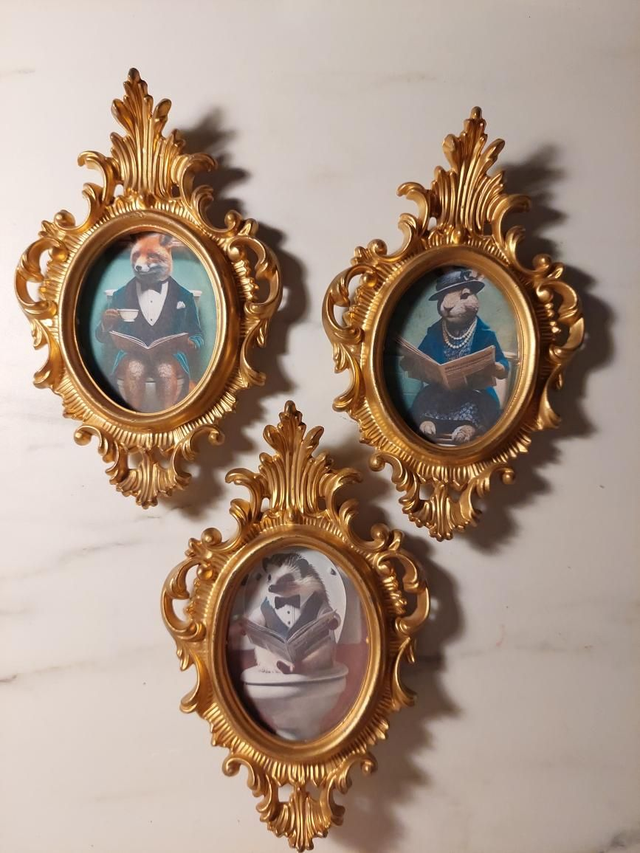 Upeissa kehyksissä eläimet pöntöllä, erilaisia 