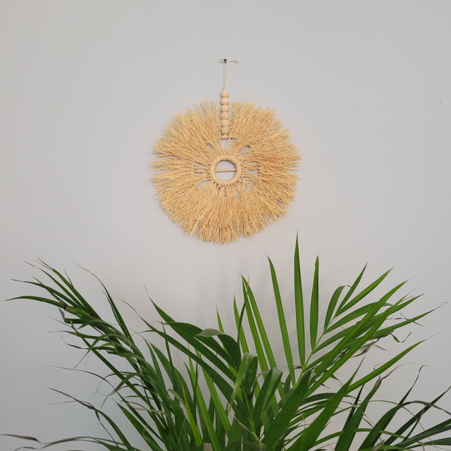 Décoration murale en raphia naturel et perles