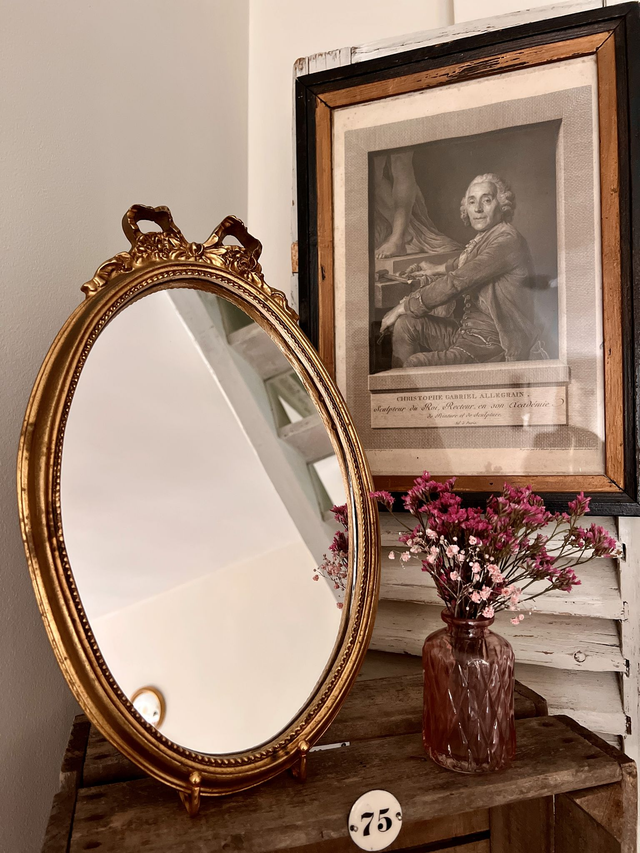 AUGUSTINE - Miroir ovale à fronton en bois doré