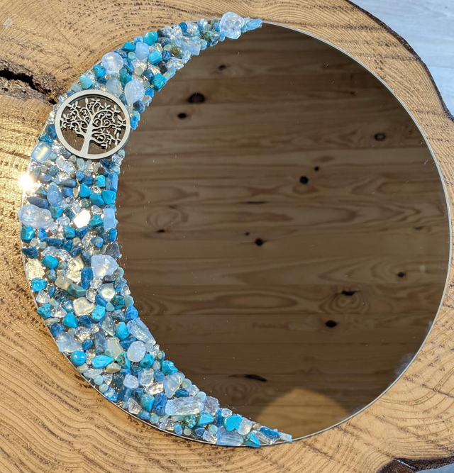 Lune de minéraux sur miroir 