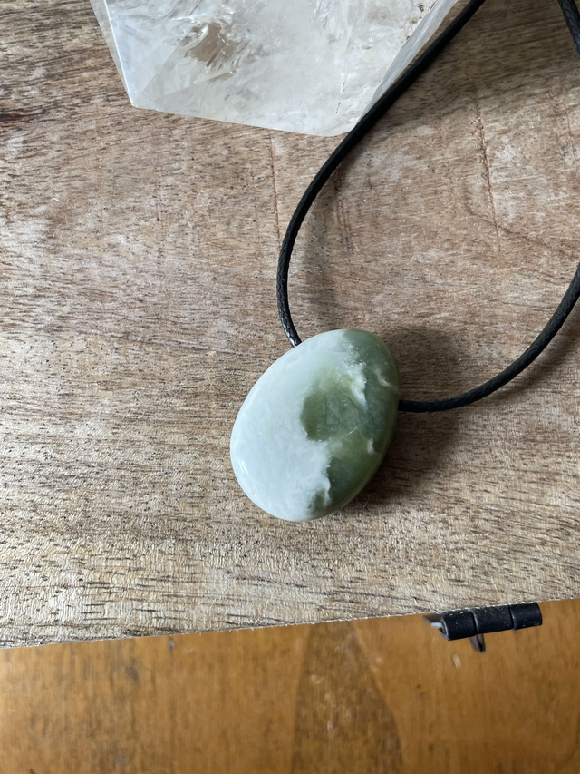 Collier JADE