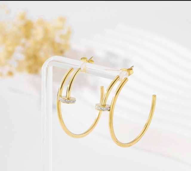 Boucle d&#039;oreille clou