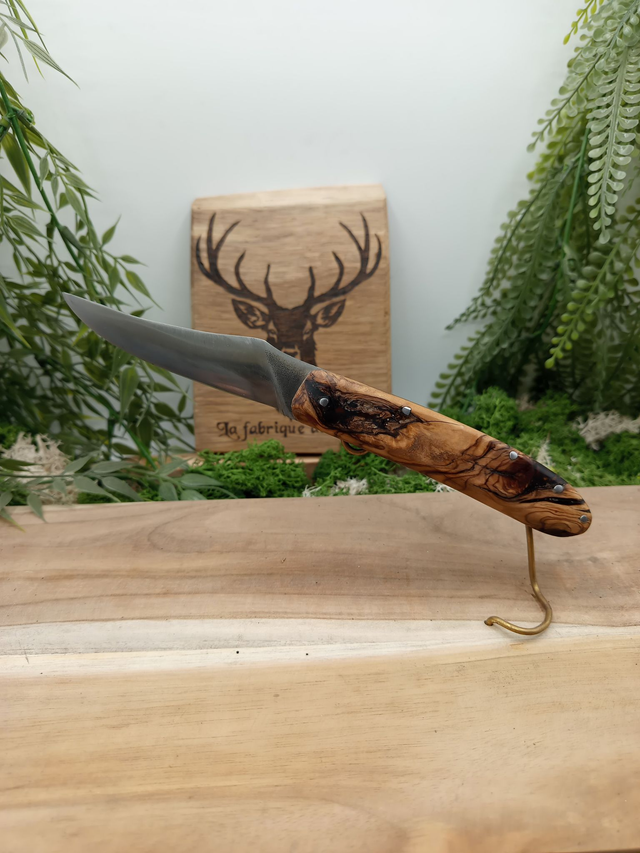 Couteau pliant artisanal “Le Cerf” – friction – lame acier inox T7M0 – manche bois d’olivier stabilisé