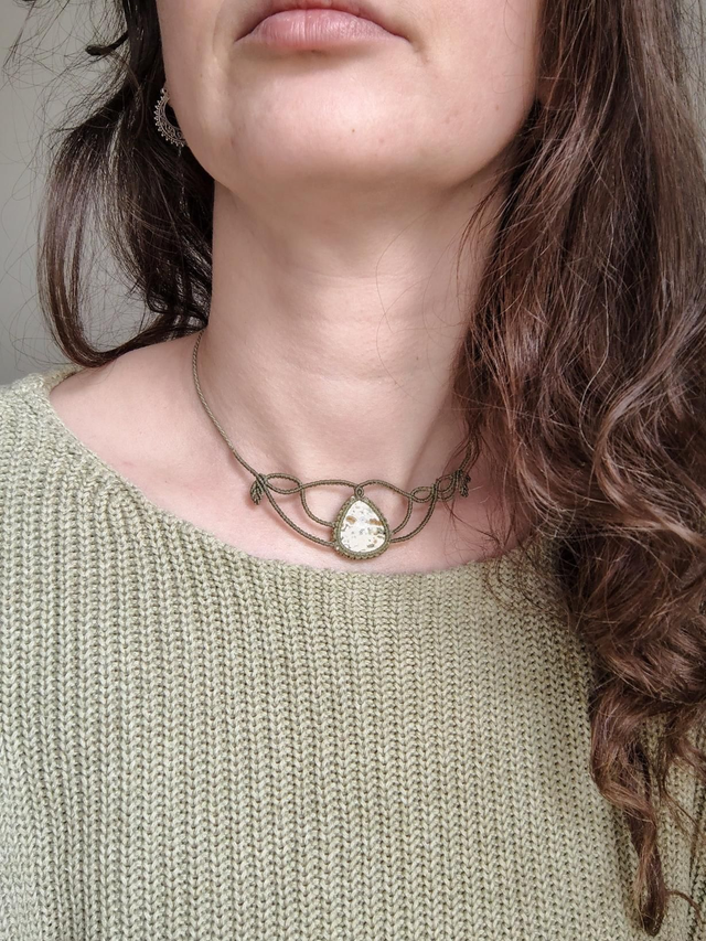 Étreinte sauvage — collier micro-macramé