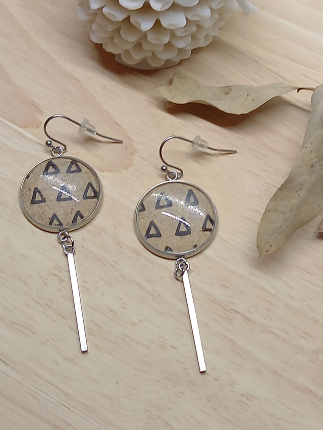 Boucles d&#039;oreilles Composition cabochon papier motifs triangles marron/noir - breloque tige argentée