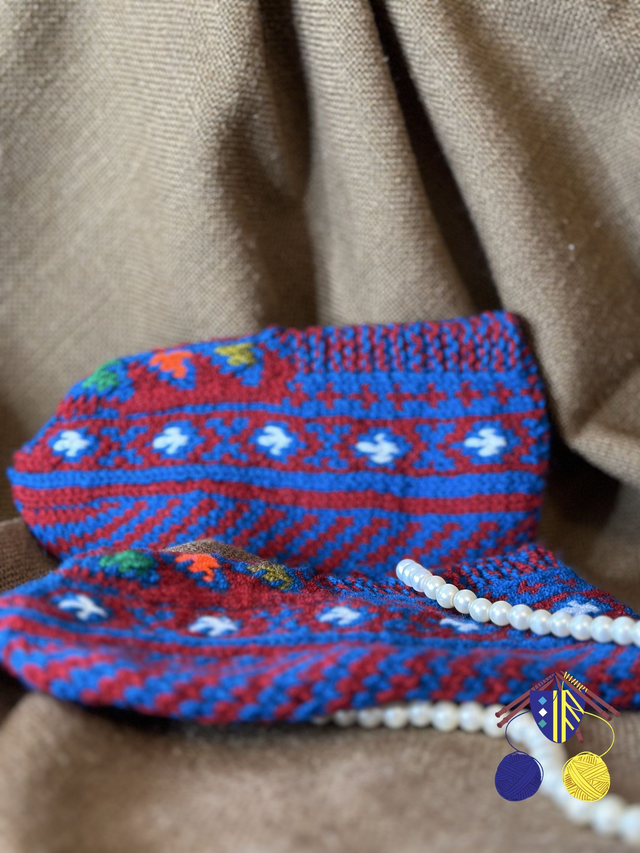 Stricksocken mit traditionellen Muster aus dem Iran in Rot/Blau