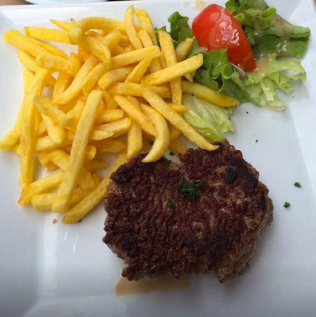 Steak haché / frites / salade 
