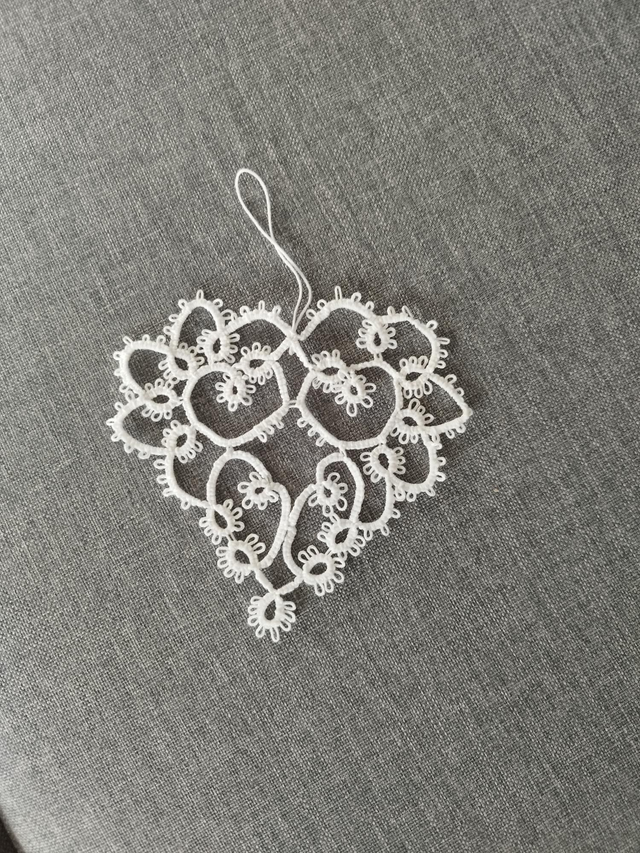 Cœur blanc. Frivolité 