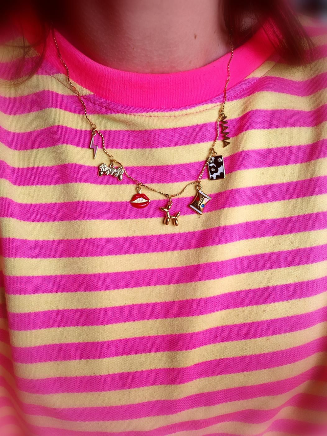 Collier fin ondulé à charms