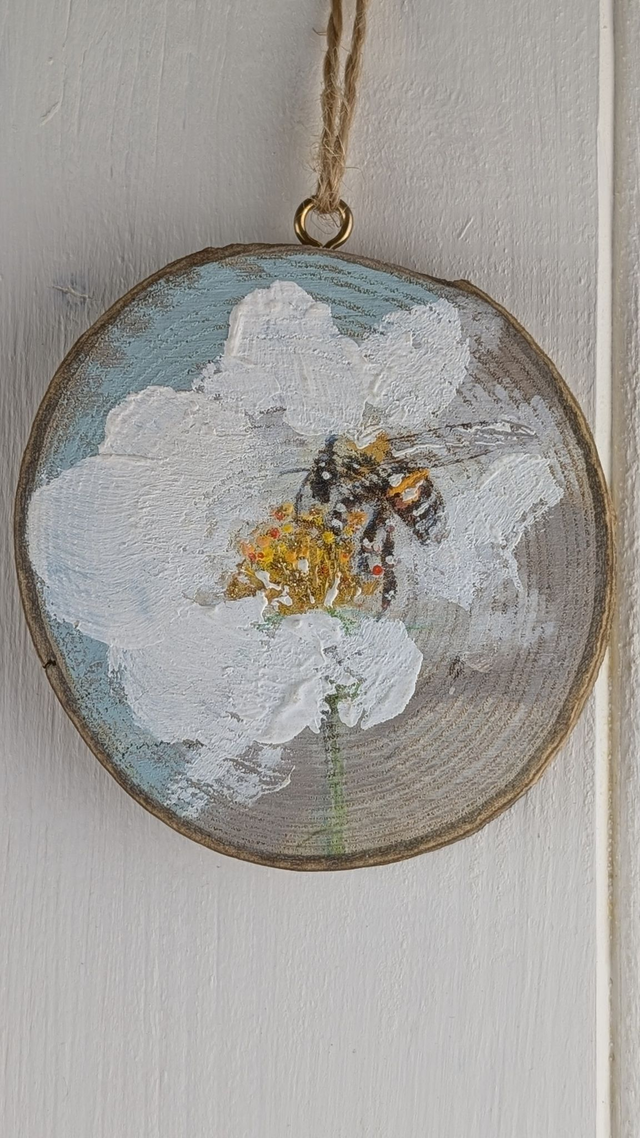 Bee on flower - Log slice