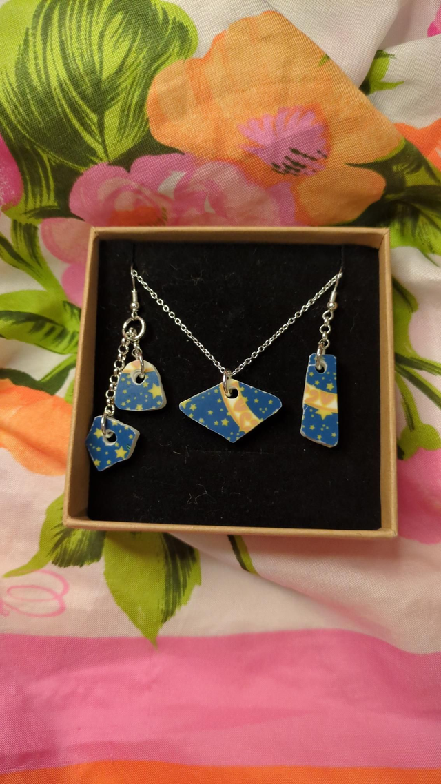 Earrings and necklaces set 
