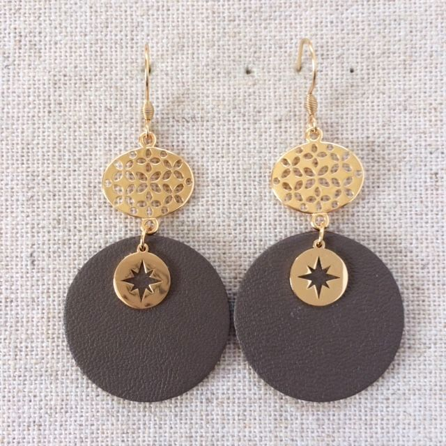 Boucles d’oreilles « Contrebasse » dorées, cuir couleur taupe