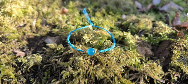 Bracelet bleu avec bijou en perle bleu et perle doré et apatite néon 