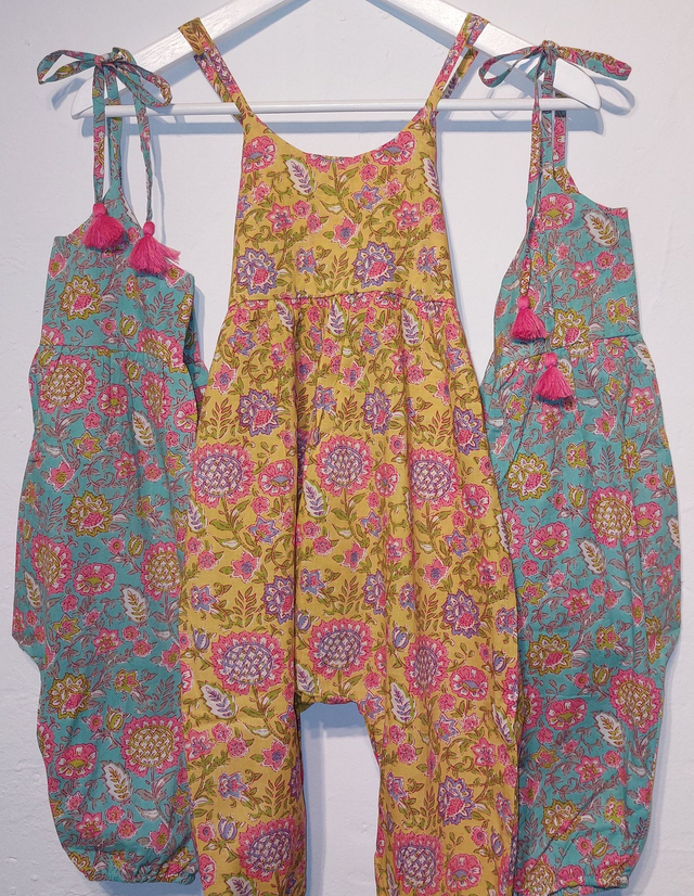 Salopette d'été à pompons - Fille 2-5 ans -  Coton indien léger imprimé à la main – Motif floral – Jaune ou bleu