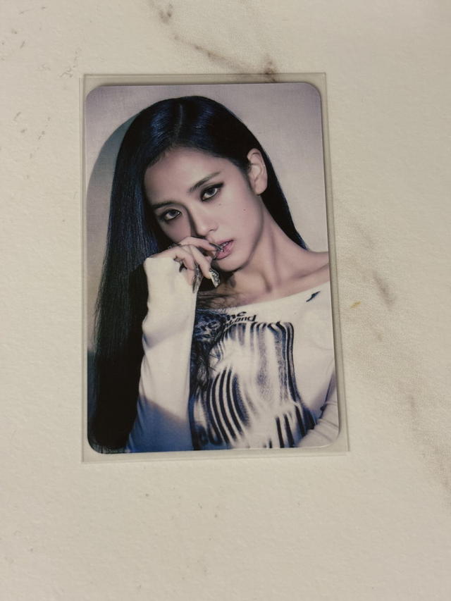 POB officiel de JISOO de BLACKPINK provenant de "ME" , en très bon état.