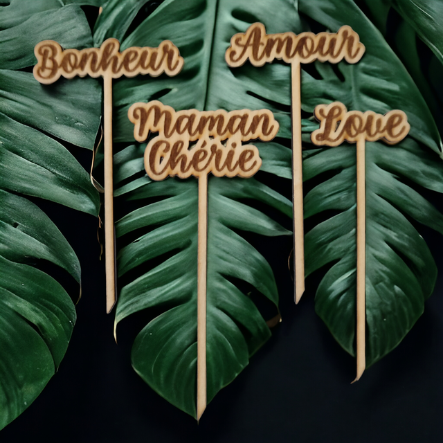 Piques en bois gravés.