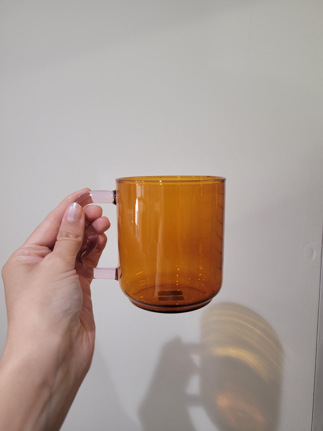 Amber glass mug with pink handle - HE-036