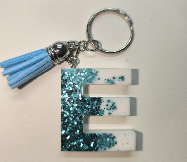Porte clés initiale "E" blanc mat et paillettes bleu 