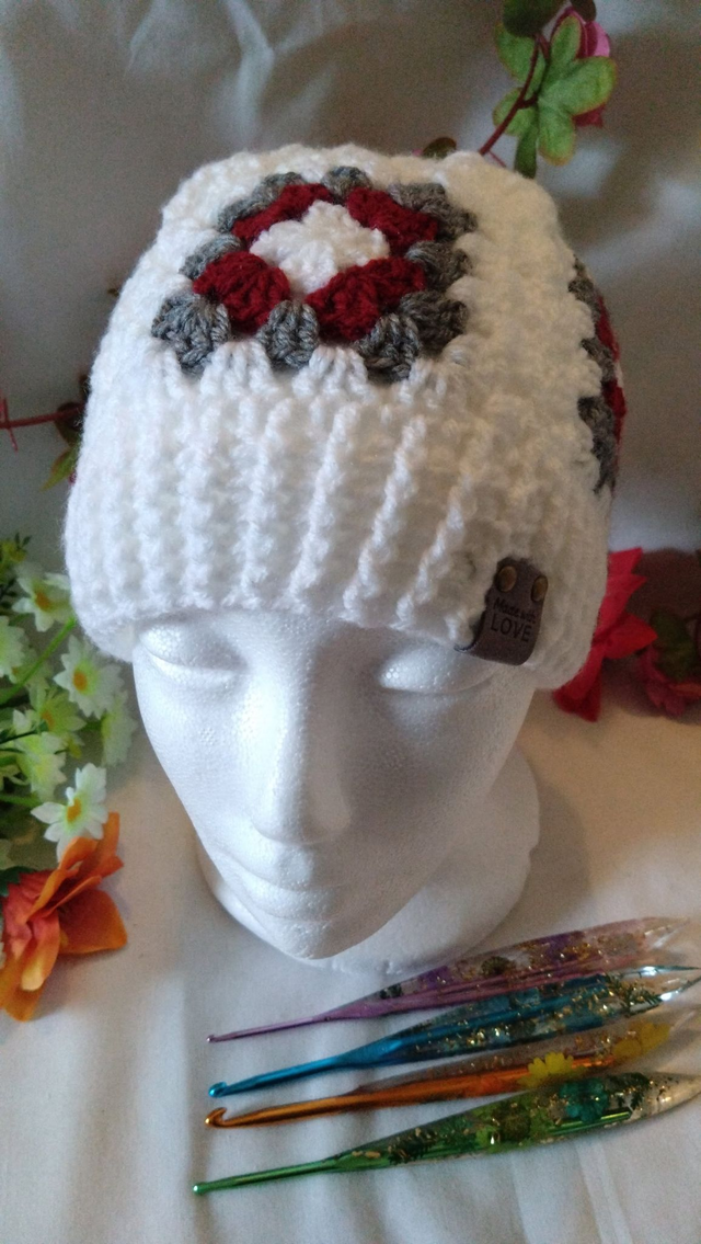 Bonnet petit Granny blanc bordeau