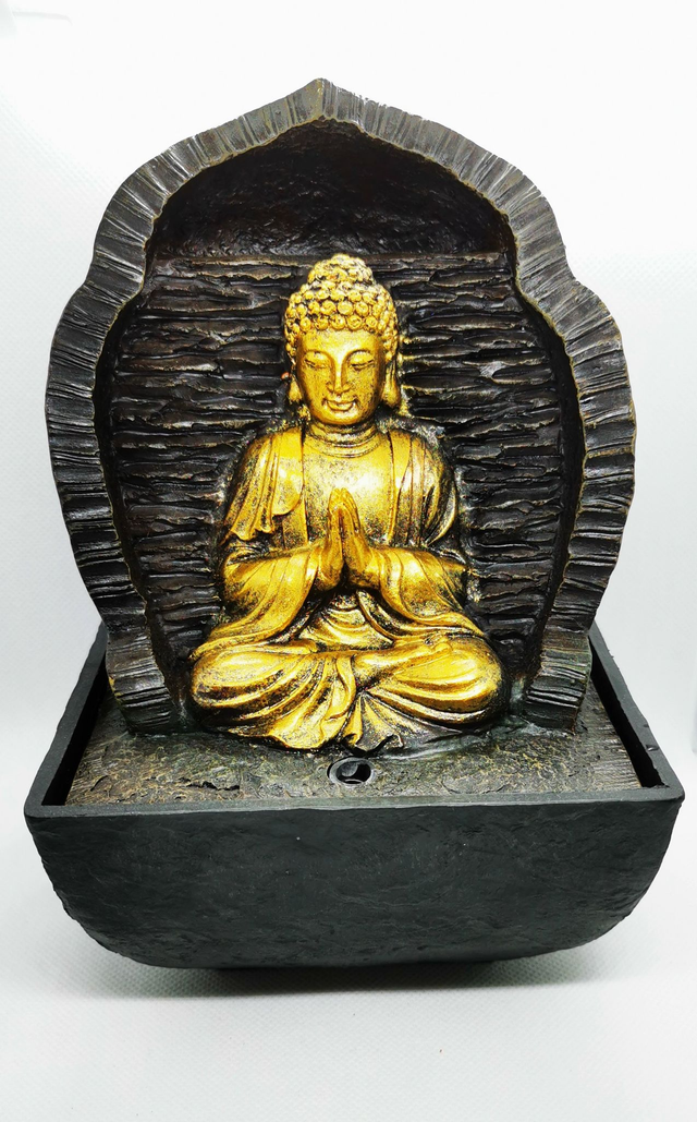 Fontaine à eau Bouddha en prière