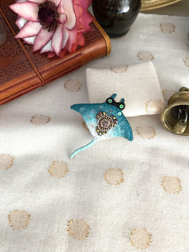 Broche brodée raie &quot;menteuse&quot; bleu vert