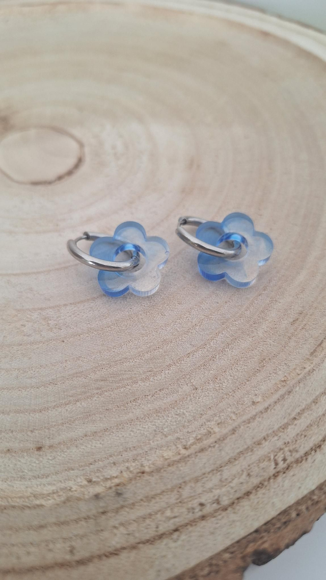Boucles d&#039;oreilles créoles petites fleurs bleues