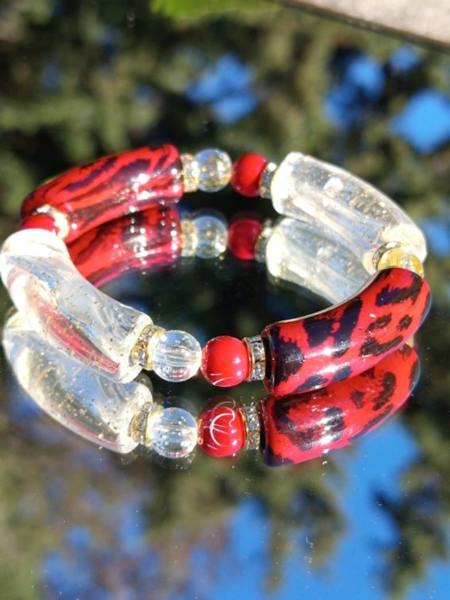 Bracelet perles tubes Arya Indrani léopard rouge et paillettes or
