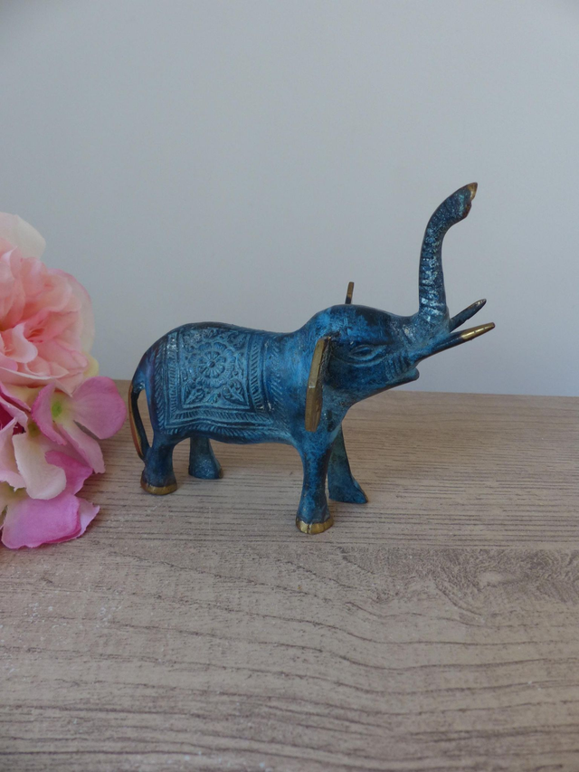Sculpture Élégante d’Éléphant en Laiton Patiné Bleu avec Trompe Relevée – Figurine Vintage Symbole de Chance et de Force – Décoration Bureau