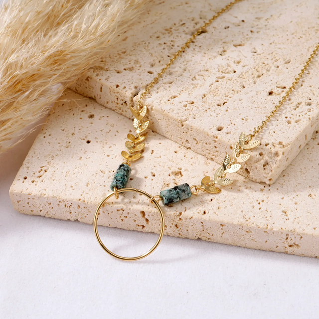 Collier doré feuillet et pierres de couleur Verte