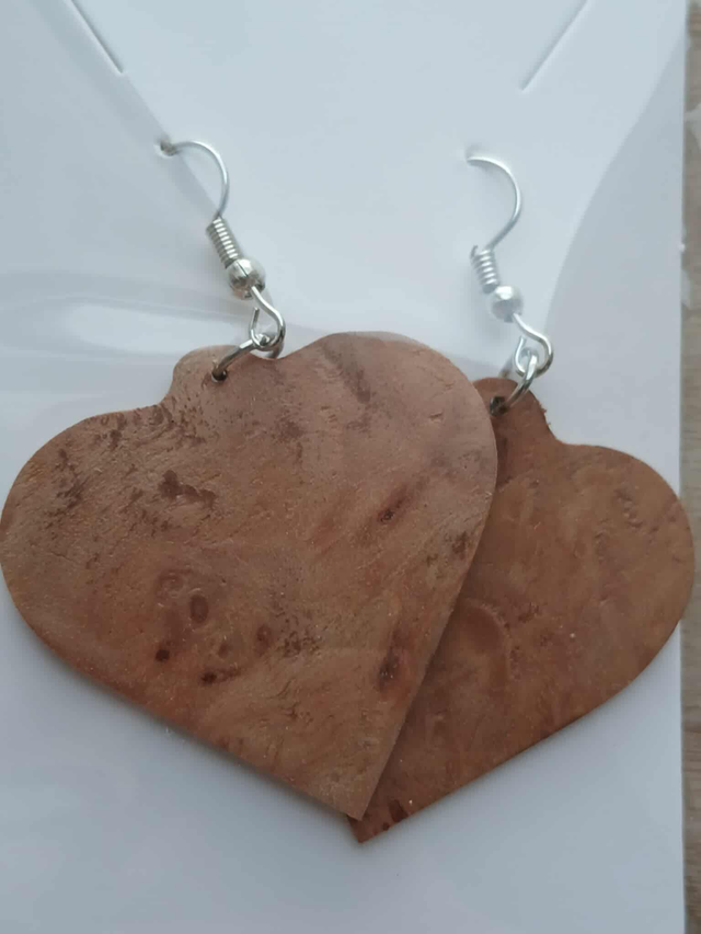 Parure cœur en loupe d’orme – bijou artisanal en bois