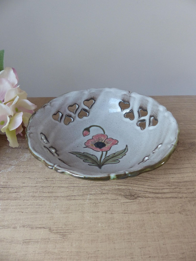 Petite Coupe Panier en Céramique - Vallauris - Ajourée de Cœurs - Motif Fleurs Coquelicots – Vintage - Décoration Maison Bohème Champêtre