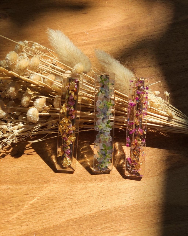 Barrettes en résine avec fleurs séchées