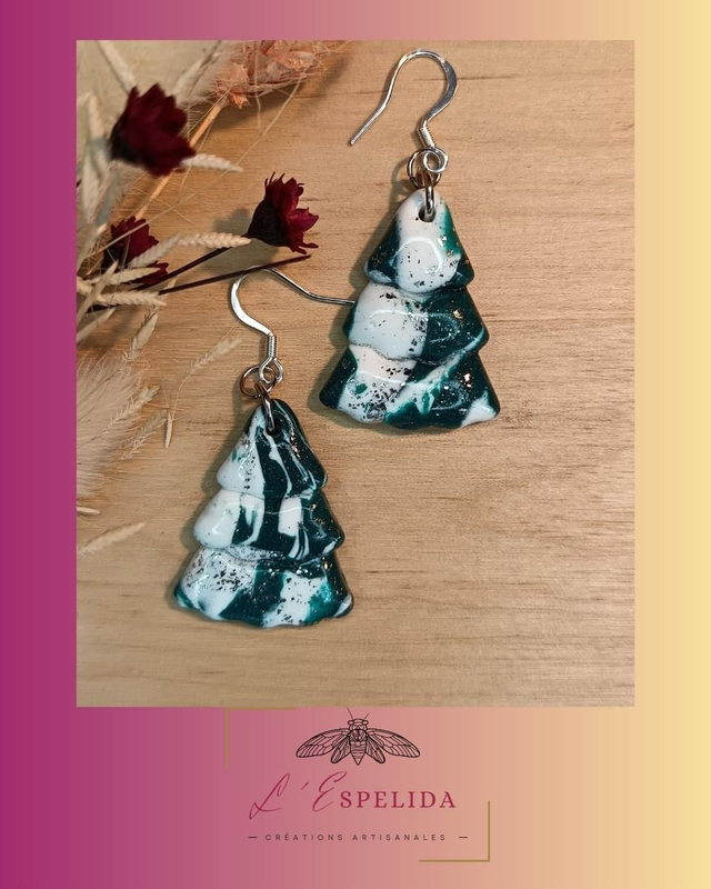 Sapins de Noël verts, blancs et feuilles argentées 