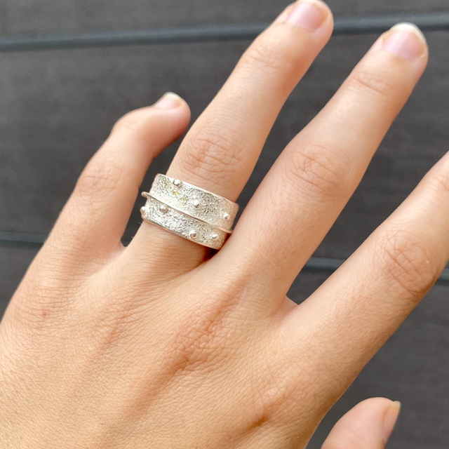 Bague anti-stress en argent « Au milieu des roches coule la rivière »