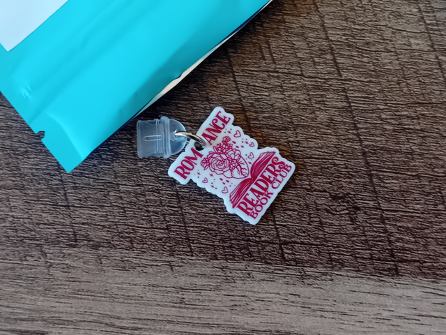 Bijou de téléphone anti-poussière “Romance Reader Book Club” – Accessoire pour liseuse, smartphone iOS & Android (1)